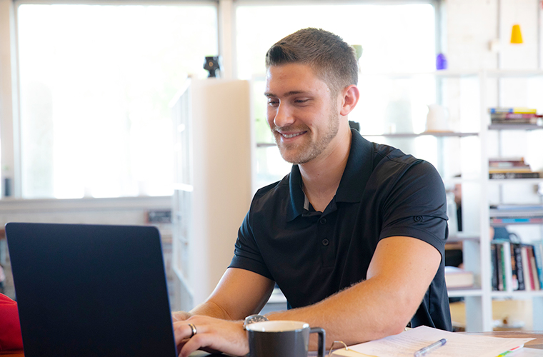 Student at laptop in coffee shop