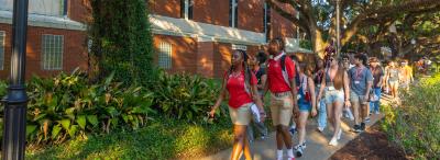 UL Lafayette volunteer leads group of incoming students on campus tour.