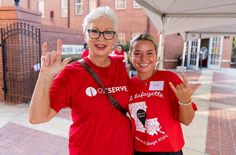 UL Lafayette student volunteers helping freshmen move in to dorms